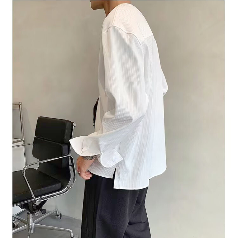 サイドから見た白シャツの袖フォルムとゆる感