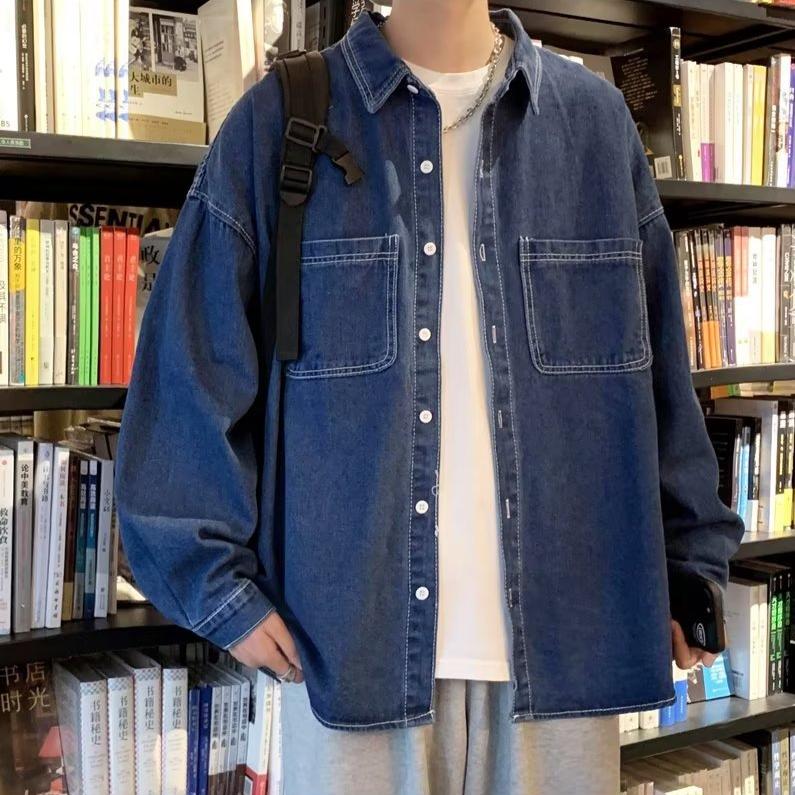 濃色デニムシャツジャケットの重ね着風カジュアル