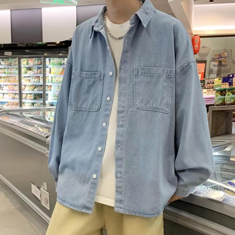 ライトデニムシャツジャケットをスーパーへの買い出しに着ていく男性