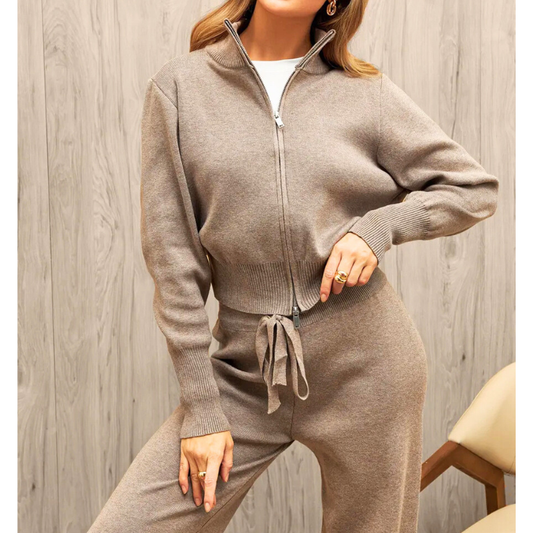ベージュのニットセットアップ着用(上半身・ジップ位置)