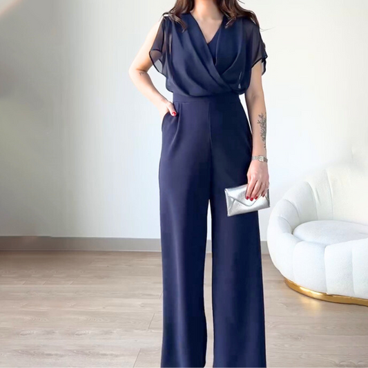 落ち感のあるシフォン生地が魅力のドレスをアップで撮影