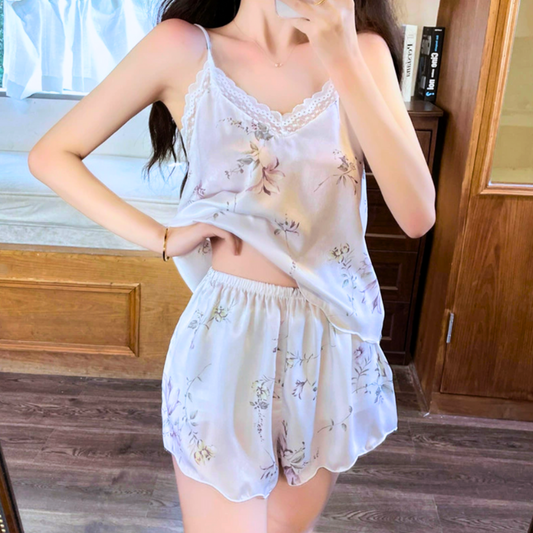 くすみパープルの花柄キャミとショートパンツで華奢見えする正面姿