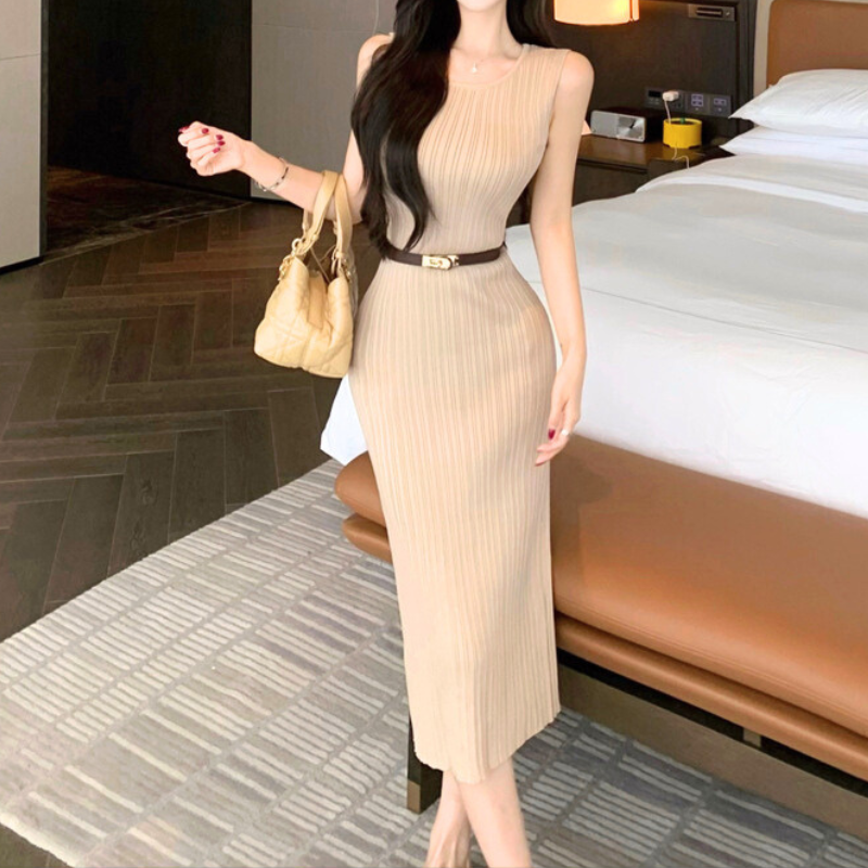 ホテルライクな空間でも映える大人のサマーワンピーススタイル