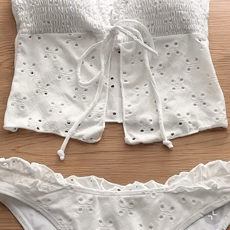 白アイレットレースシャーリングキャミビキニセットのトップス平置き