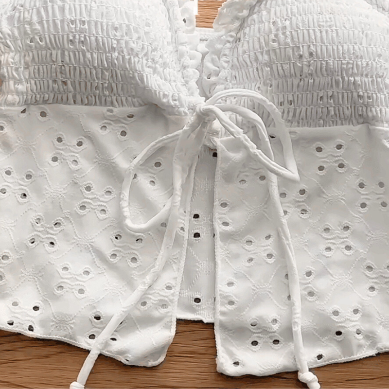 白アイレットレースシャーリングキャミビキニセットのトップスリボン部分アップ