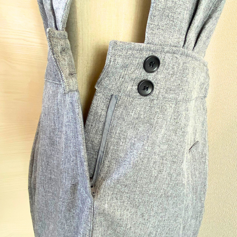 ボタンと生地の質感が分かるグレーワンピの細部クローズアップ