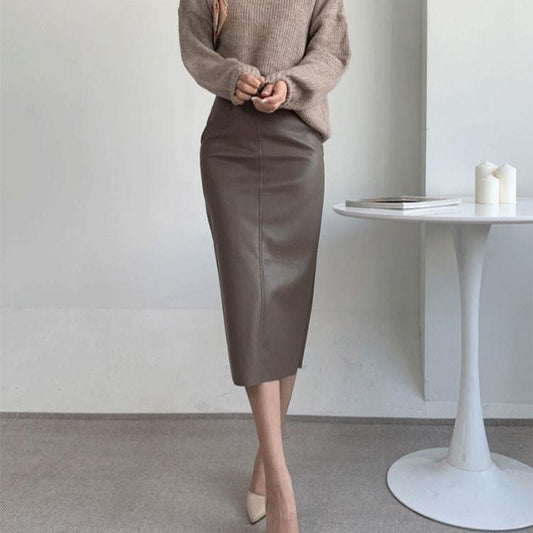 フェイクレザーペンシルスカートを着用した女性(正面)