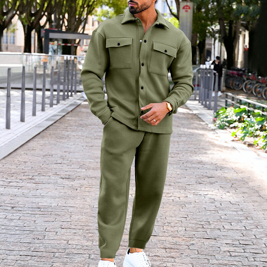 カーキのフェルト調ウール風セットアップを着用した全身コーデ