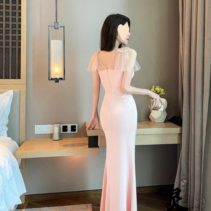 フロントスリットと透け感チュールで視線を惹きつけるフェミニンドレス|男ウケコーデに◎