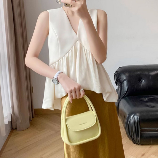 30代女性に人気の異素材切替ノースリーブブラウス。Vネックとフレアシルエットが上品で華やか。