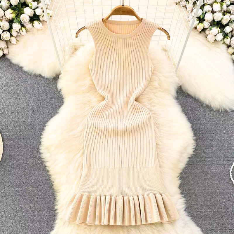 平置きされたベージュのフリルニットワンピース