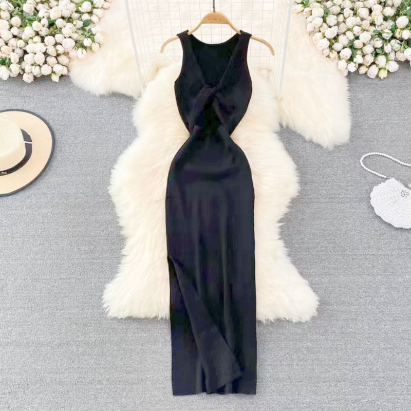 ブラックのロングニットワンピを平置きで撮影