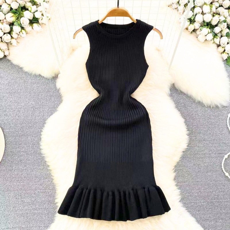 ブラックのフリル付きニットワンピースの平置き全体画像