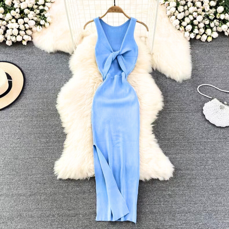 平置きでリボンとスリットが見えるブルーのワンピース