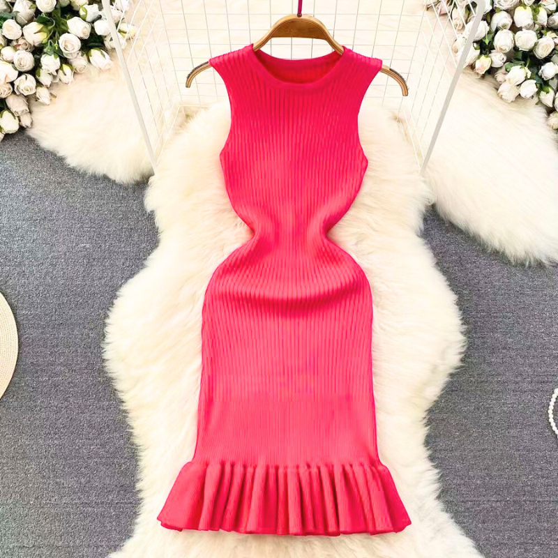 平置きで裾の広がりが見えるピンクワンピース