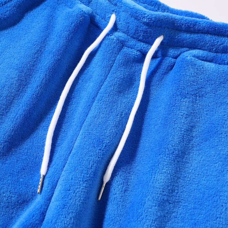 ブルーの裏起毛パンツの紐ディテール