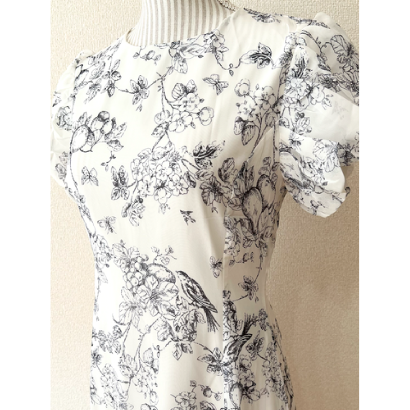 線画タッチが上品な花柄プリント生地の質感