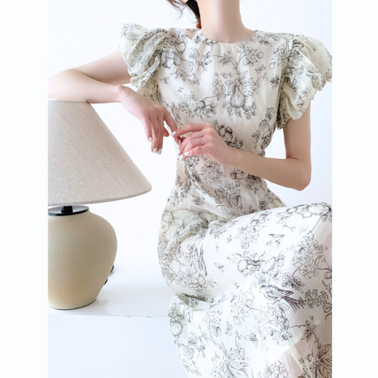 パフスリーブが可愛い花柄ワンピースの上半身デザイン