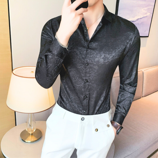 ブラックの花柄シャツを着た男性(立ち・顔に手)