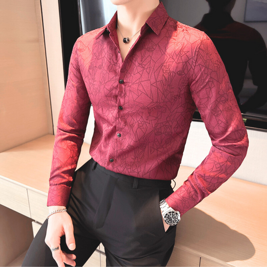 バーガンディのシャツを少し開けた胸元スタイル