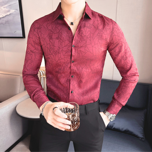 バーガンディの花柄シャツを着たモデルがグラスを持っている様子