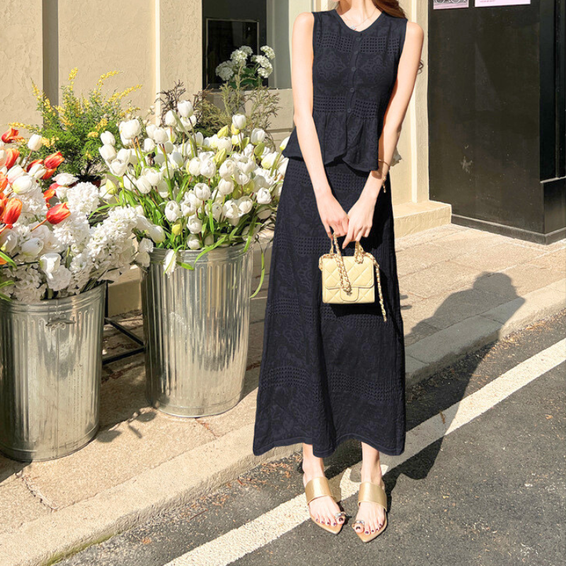 花屋前でブラックセットアップを纏った夏のコーデ