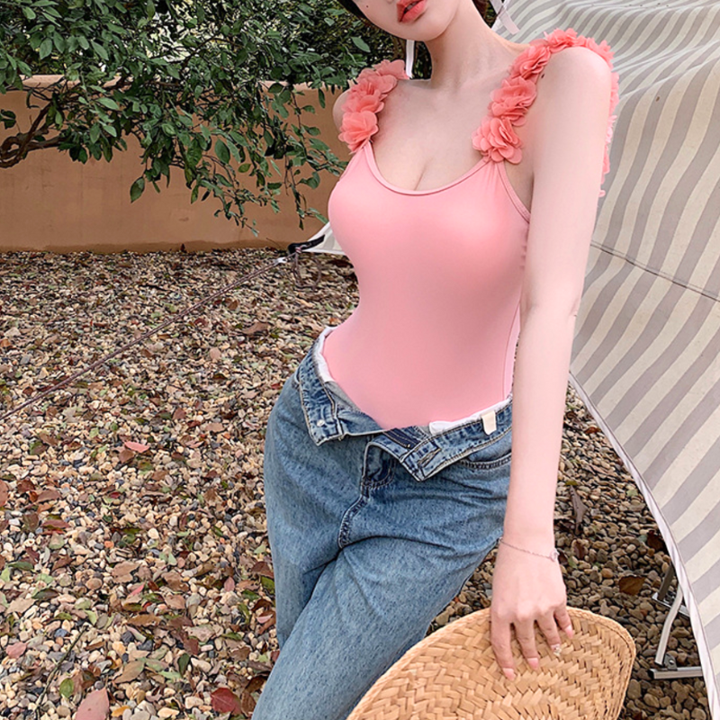 デニムと合わせてカジュアルにも着こなせる万能ピンク水着