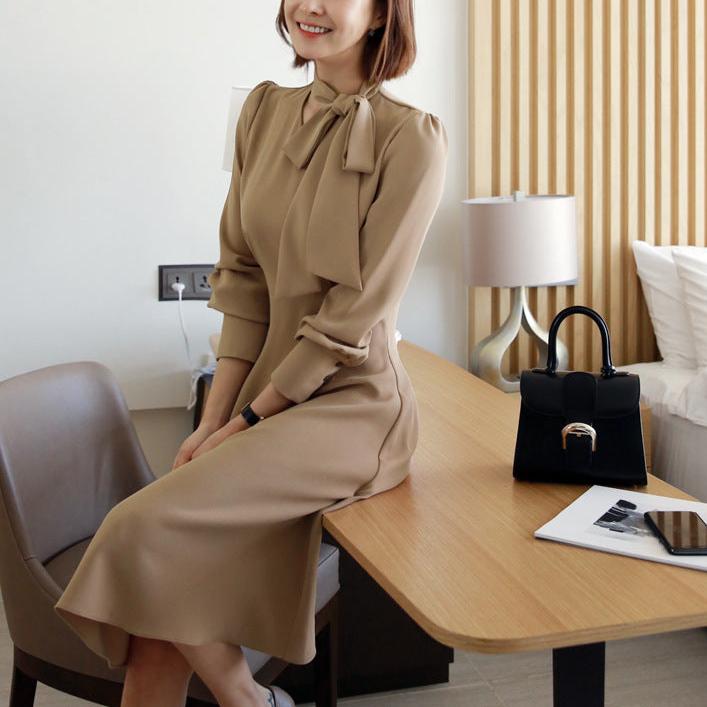 ふんわりとしたフレア感が美しいワンピース(ベージュ)