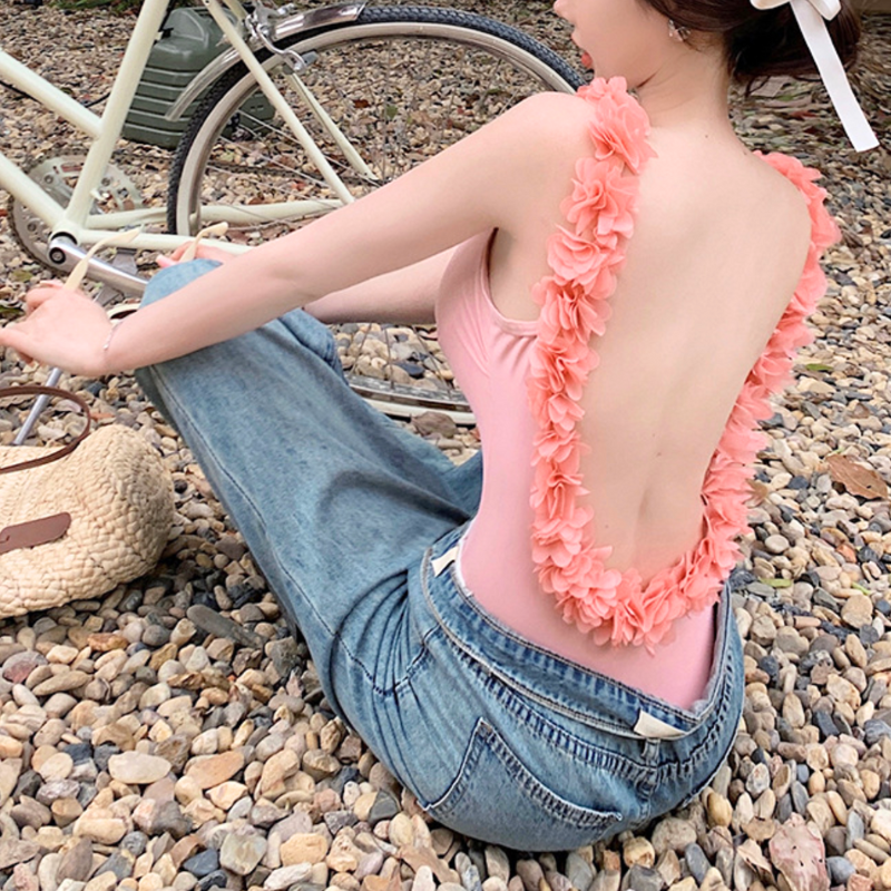 背中のフリルが花びらのように揺れる女っぽいシルエット