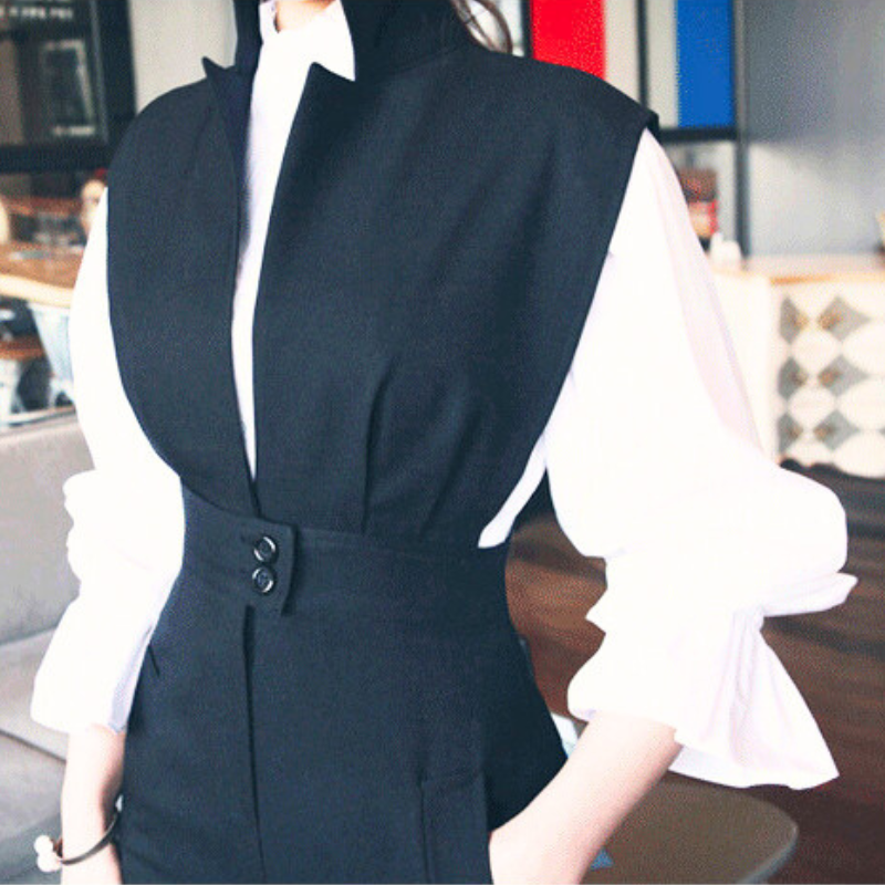 白いフリル袖ブラウスの前面スタイルを強調したショット