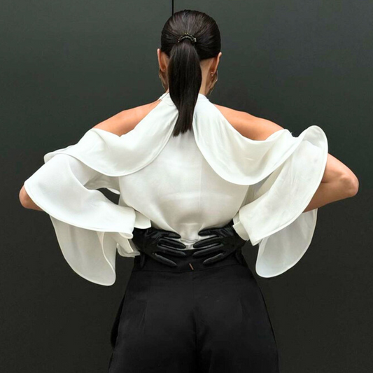 背中が開いた白ブラウスを後ろ姿から見たコーディネート(30代女性に人気)