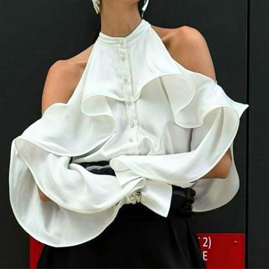 フリルが印象的な肩あきブラウスを着た女性の正面スタイル(春夏・カフェデート向け)