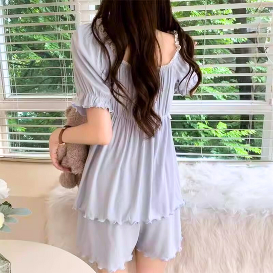 フリルがふんわり揺れる、後ろ姿も愛らしいおうちデートコーデ