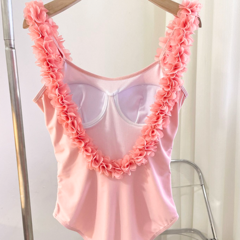 立体感のあるフラワーストラップが映えるピンクモノキニのディティール