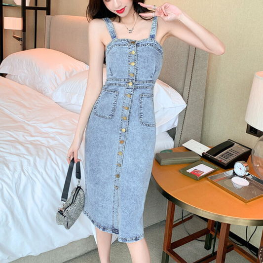 ライトブルーのフロントボタンデニムタイトワンピースを着用した全身イメージ