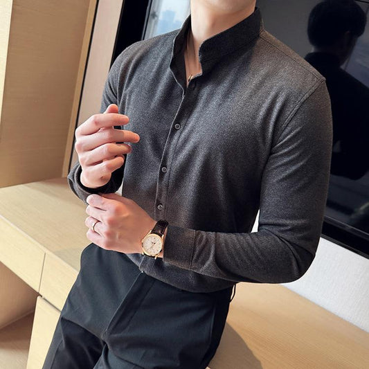 シンプルながら立体感のあるボタンダウンシャツのフロントスタイル