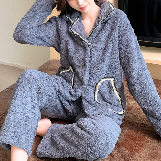 グレーのもこもこルームウェア上下セットを着た女性|秋冬向け部屋着 男ウケアイテム