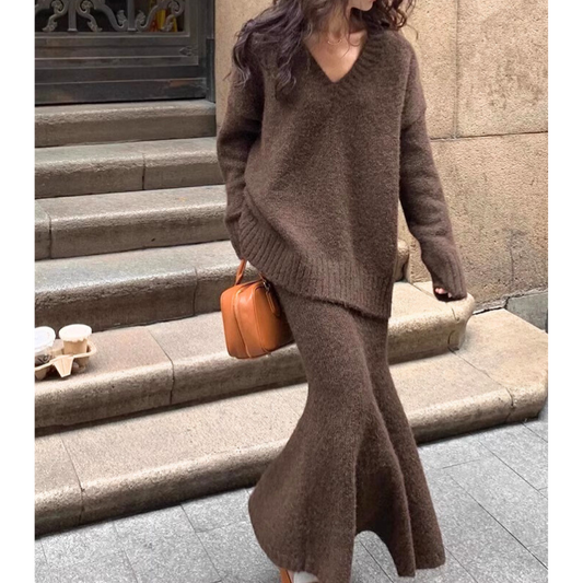 ふわニットセットアップを着た女性(ブラウン)階段で佇む全身コーデ