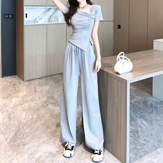 ギャザーデザインの半袖トップスとワイドパンツのセットアップ(グレー・正面)