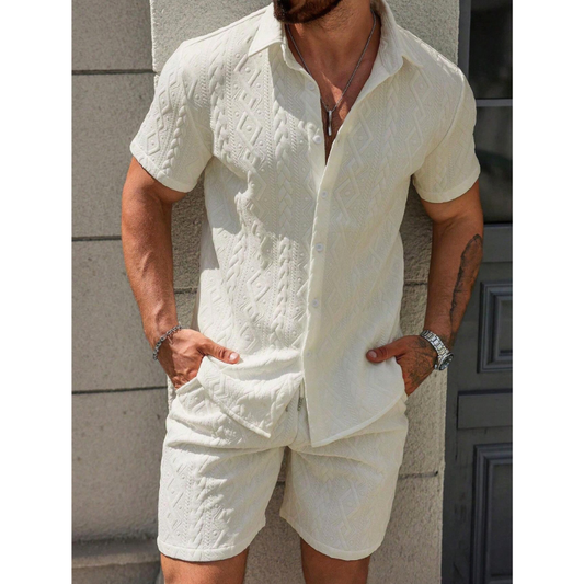 幾何ジャカード柄セットアップを着用した男性 正面ショット