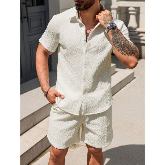 幾何ジャカードセットアップ アイボリーカラーで街歩きの様子