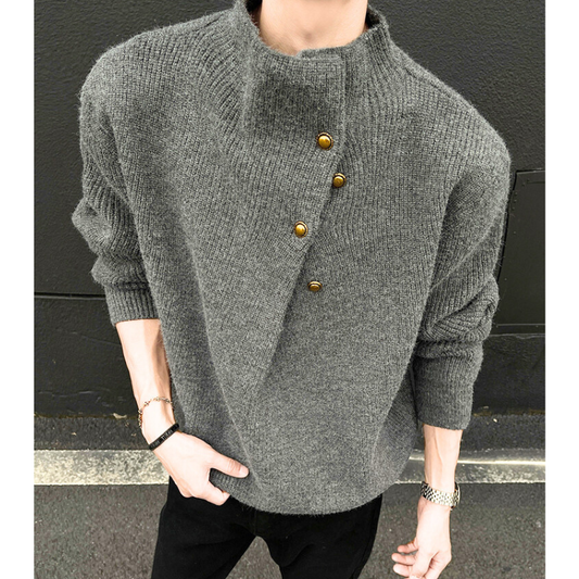 ゴールドボタン付きハイネックデザインニットを着用した男性の正面コーデ