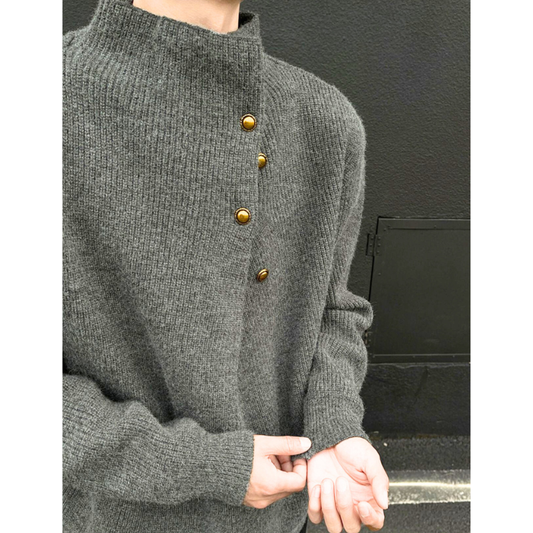 グレーカラーのハイネックニットを胸元アップで撮影したディテール写真