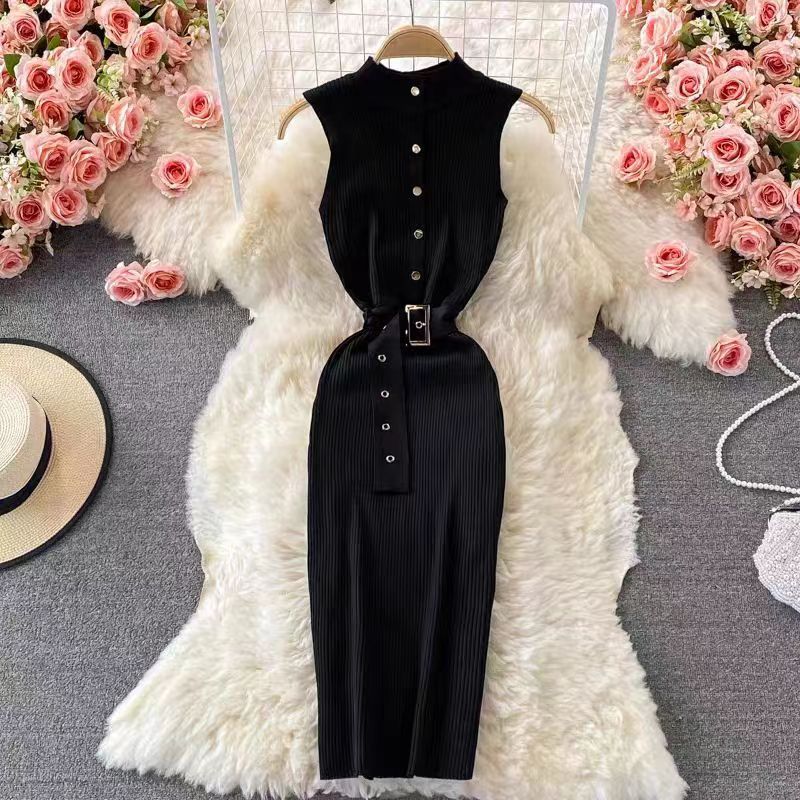 ブラックのゴールドボタンベルト付きワンピース(フラットレイ)