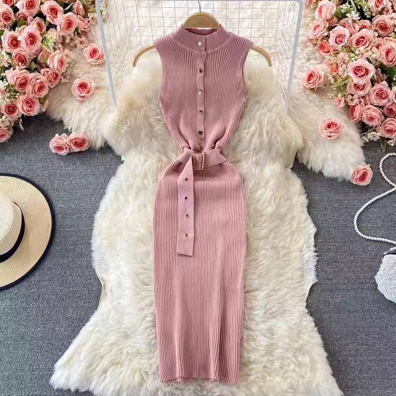 ピンクのゴールドボタンベルト付きワンピース(フラットレイ)