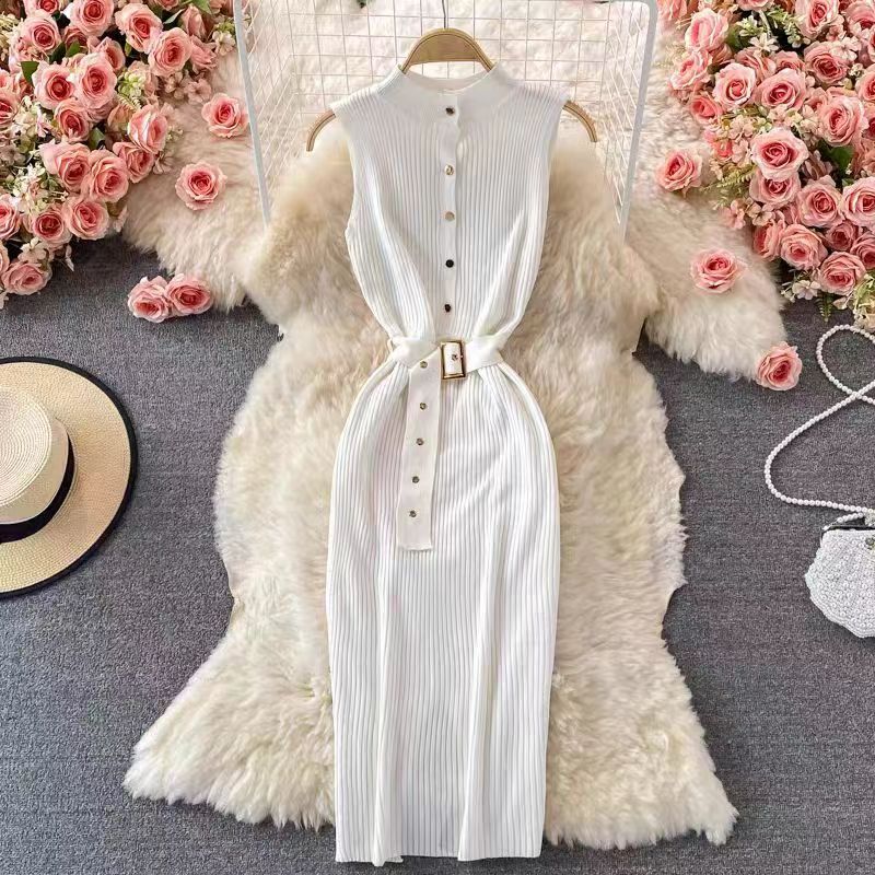 ホワイトのゴールドボタンベルト付きワンピース(フラットレイ)