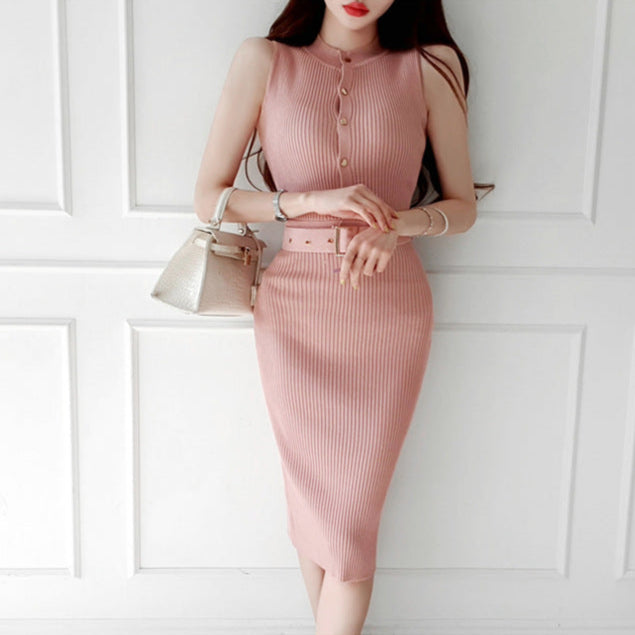 ピンクのリブワンピースのフロントボタン&ベルトディテール