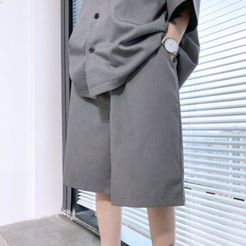 グレーハーフパンツの腰周りと裾のシルエットを見せる接写カット