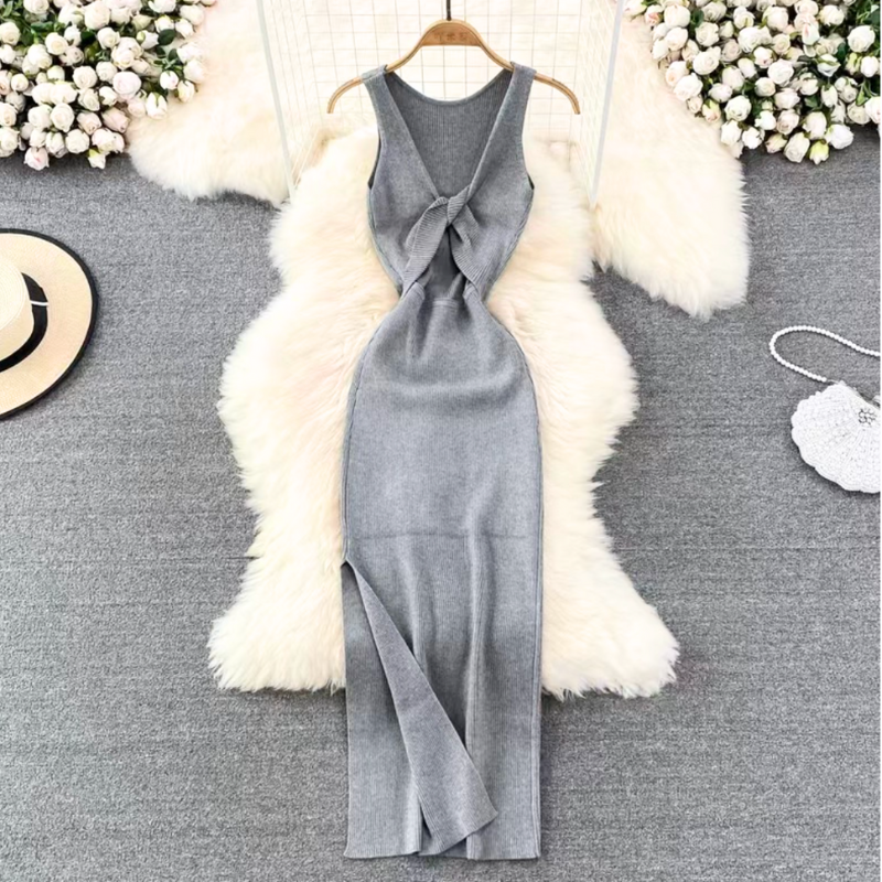 グレーのニットワンピを平置きで後ろ姿を撮影