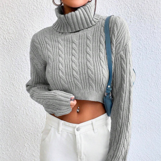 30代女性におすすめのグレータートルニット。クロップド丈でお腹をチラ見せする秋冬モテトップス